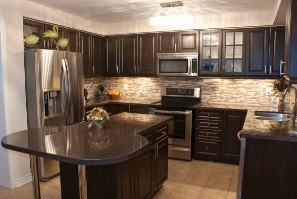 Темно-коричневый или венге – идеально подходит для просторной кухни в частном доме или большой квартире. 