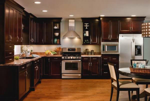 Светло- или темно коричневая кухня актуальна для разных интерьерных стилей