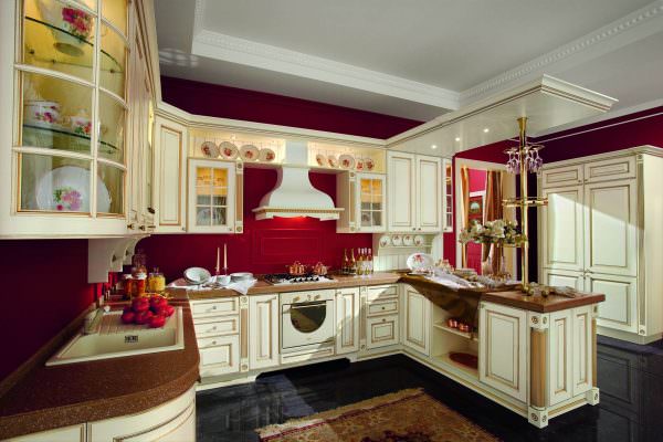 Свежеоформленная кухня в модном красном цвете – это не монохромная комната, а двух-трехцветное помещение. 