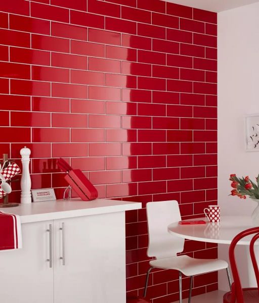 Практически полностью красная кухня в современном интерьере обычно имеет множество акцентных «пятен». 