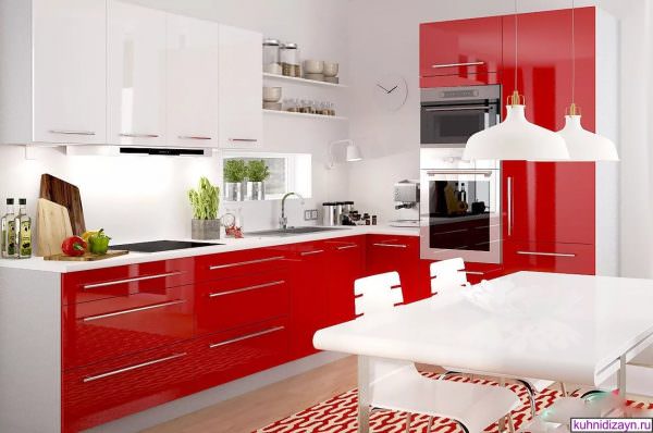 Современная красно-белая кухня, отлично вписывается в комнату любого размера.