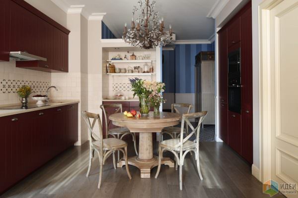 При наличии бордового кухонного гарнитура, остальные предметы интерьера лучше подбирать, опираясь на основной фон оформления помещения.