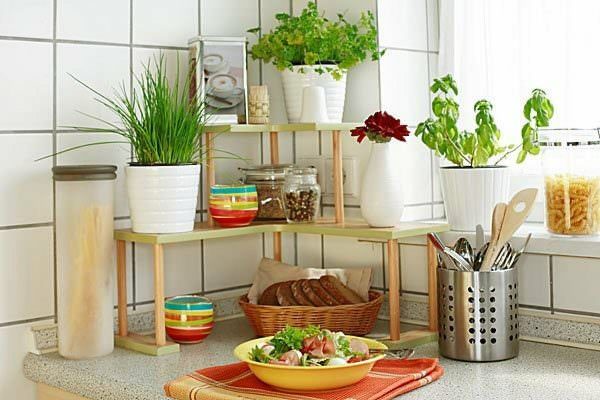 Хорошие идеи для кухни: свежие цветы в вазе или живое растение. 