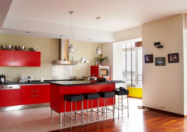Кухня по фен шуй правила которой диктуют то, что интерьер в красном цвете должен правильно передавать смелую и яркую энергию этого оттенка. 