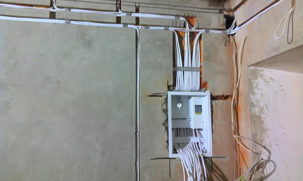 В квартире, находящейся на стадии ремонта, нужно сначала проложить кабель, протягивая его от электрощита до розетки.