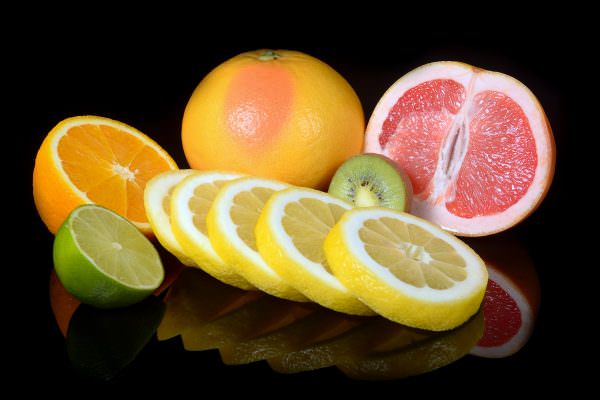 Апельсины, лимоны, грейпфруты разрезаются на дольки. 