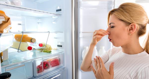 А как можно избавиться от запаха в морозильной камере другими способами? 