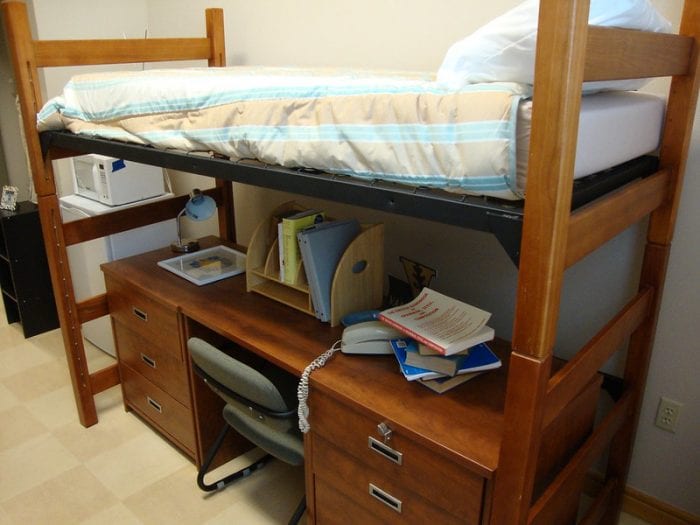 Кровать, совмещенная со столом для экономии места в маленькой комнате ребенка