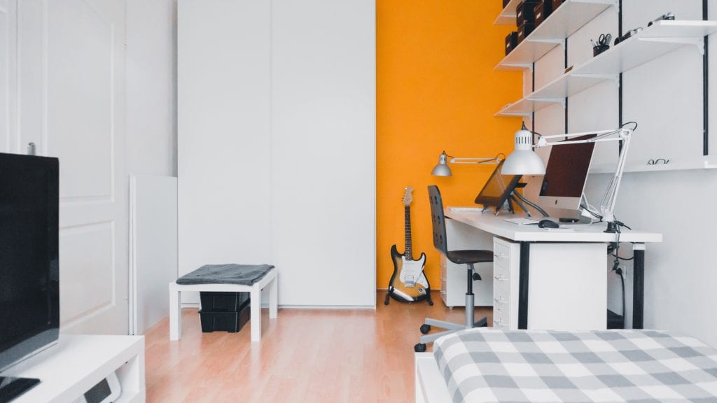 Дизайн интерьере маленькой комнаты с телевизором и рабочим столом
